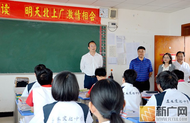 红河州副州长何民到建水实验中学视察 为高考考生鼓劲