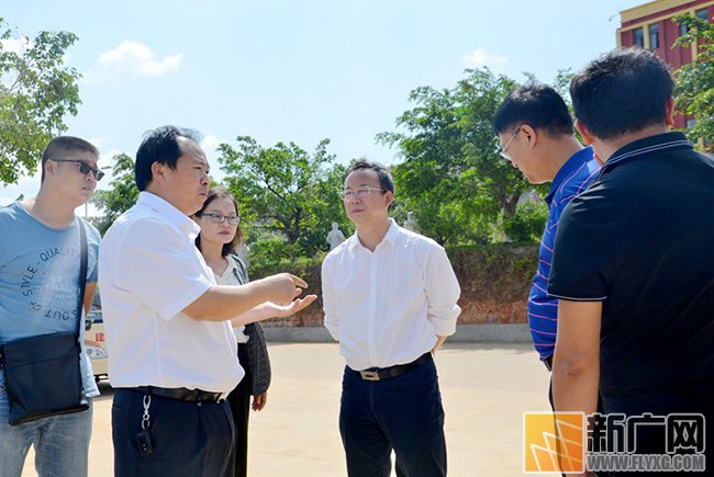 红河州副州长何民到建水实验中学视察 为高考考生鼓劲