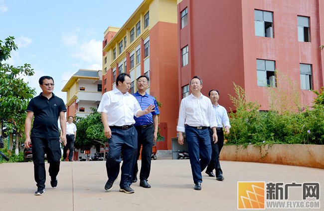 红河州副州长何民到建水实验中学视察 为高考考生鼓劲