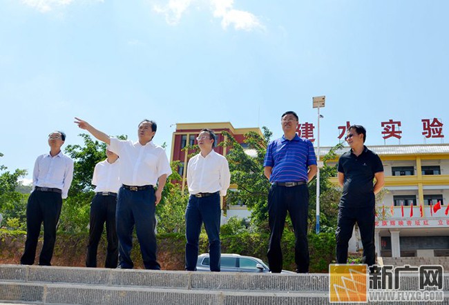 红河州副州长何民到建水实验中学视察 为高考考生鼓劲