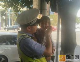 3岁幼女机动车道边走边哭，执勤交警迅速抱起带离