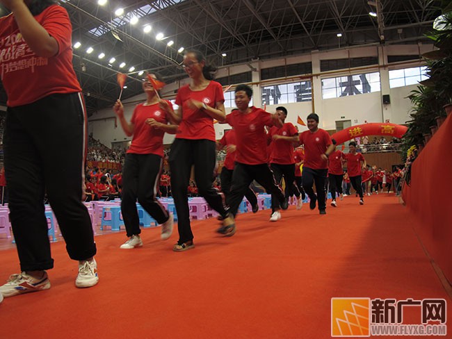 红河州一中首届高考学生下午刚离校 高二学生当天晚上就进入高考“阵地” 红河州一中首届高考学生下午刚离校 高二学生当天晚上就进入高考“阵地”