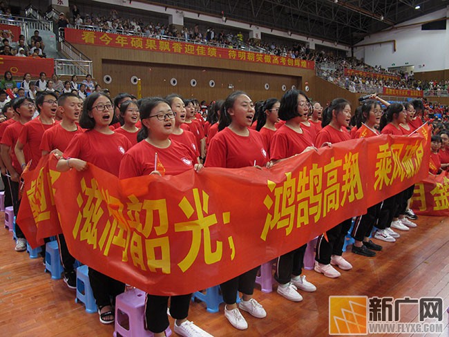 红河州一中首届高考学生下午刚离校 高二学生当天晚上就进入高考“阵地” 红河州一中首届高考学生下午刚离校 高二学生当天晚上就进入高考“阵地”