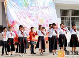 蒙自草坝明白小学毕业生在感恩祝福声中迈上新征途