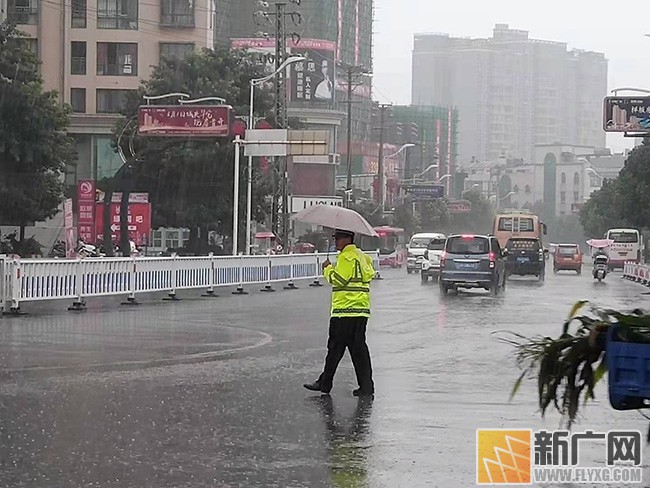 泸西“浇”警雨中执勤演绎别样