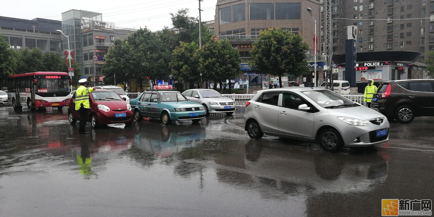 泸西“浇”警雨中执勤演绎别样