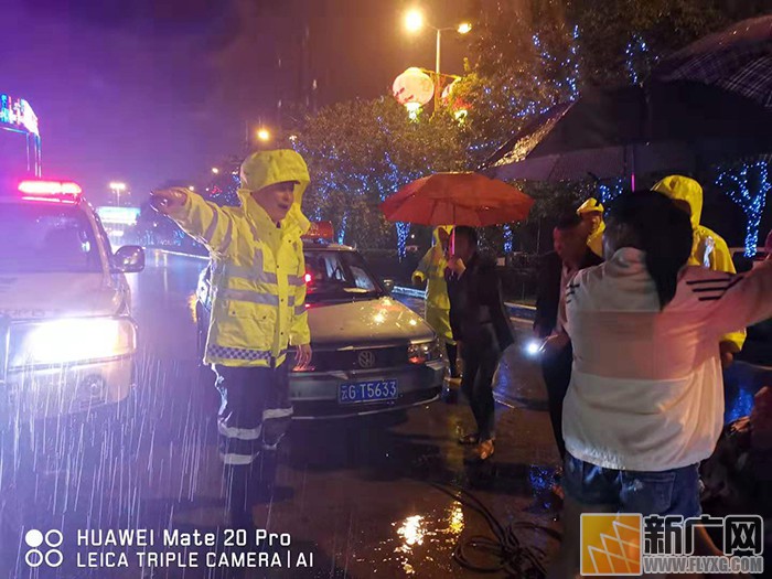 泸西交警闻“汛”而动，下雨不下岗，奋战暴雨夜