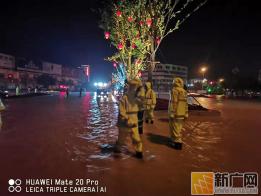 泸西交警闻“汛”而动，下雨不下岗，奋战暴雨夜