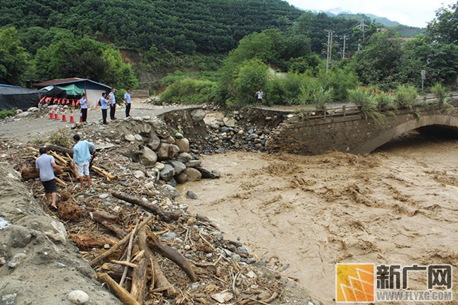 金平蛮耗至马鞍底地西北路段因强降雨导致交通中断