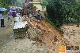 金平蛮耗至马鞍底地西北路段因强降雨导致交通中断