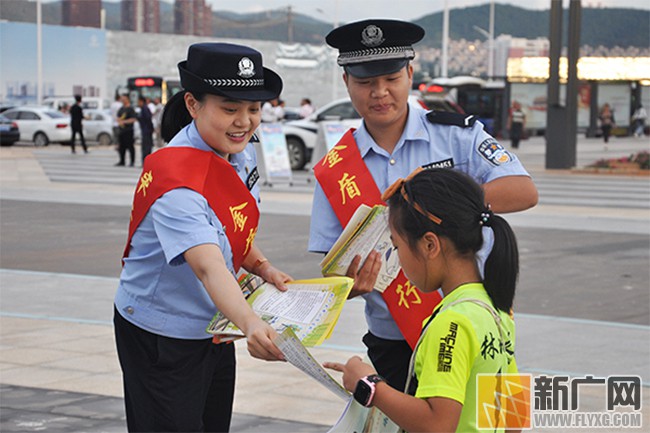 开远铁警全面铺开“平安站车路 金盾护你行”  爱路护路主题宣传活动