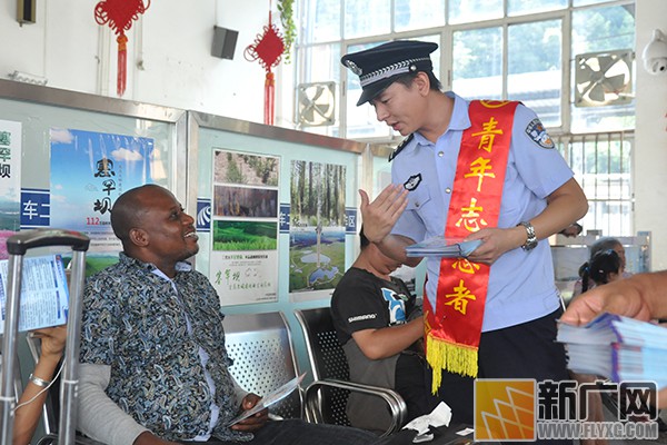 开远铁警全面铺开“平安站车路 金盾护你行”  爱路护路主题宣传活动