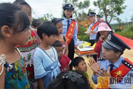 开远铁警全面铺开“平安站车路 金盾护你行”  爱路护路主题宣传活动