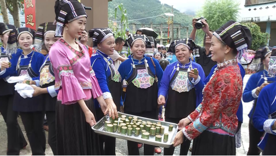 屏边壮族同胞欢歌热舞共庆“花米饭节”