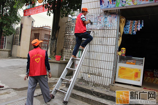 红河公路局河口分局志愿者清理“城市牛皮癣”有妙招