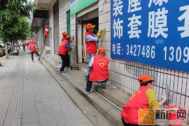 红河公路局河口分局志愿者清理“城市牛皮癣”有妙招