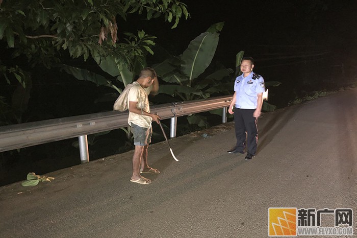 男子酒醉夜睡路中央 民警步行送其回家 男子酒醉夜睡路中央 民警步行送其回家