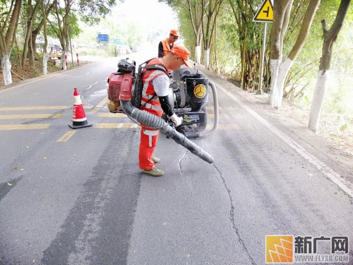 河口公路分局积极开展沥青路面开槽灌缝修补工作