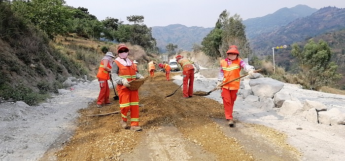 开远公路分局集中处置路面病害 开远公路分局集中处置路面病害