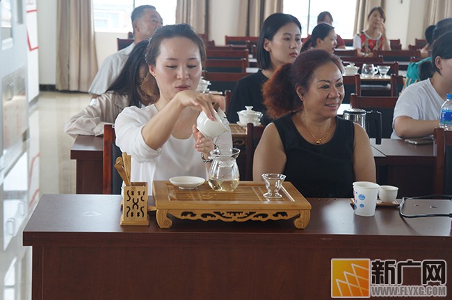 红竺园社区“大党委”为居民开展茶艺培训