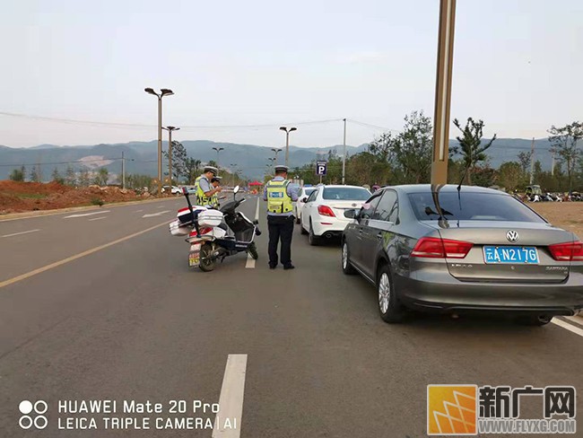 泸西交警积极规范城市道路停车秩序