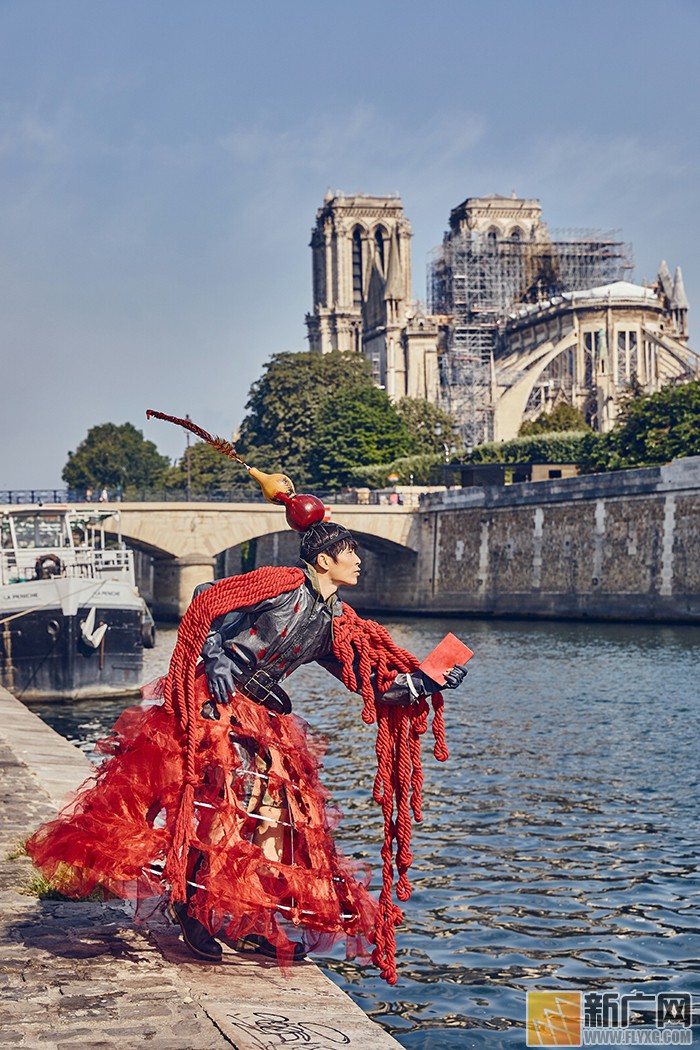 环球行为艺术家万云峰在巴黎圣母院走秀 造型破旧有寓意