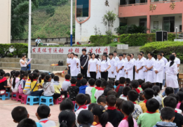 红河卫生职业学院到屏边县湾塘小学开展志愿服务活动