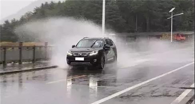 红河原来是云南最大雷达盲区 新一代天气雷达吊装成功