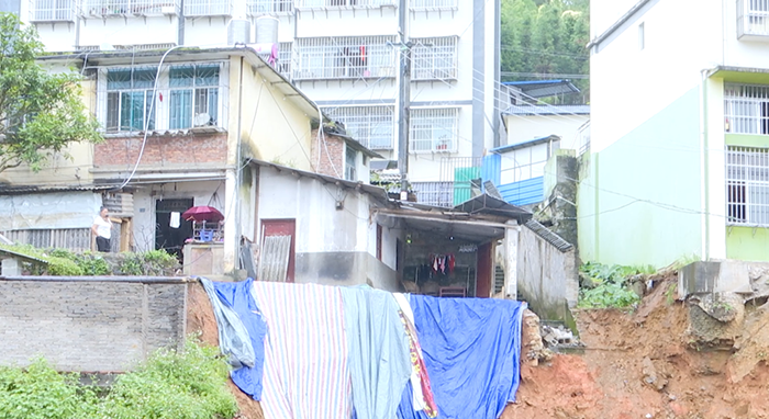 金平工地施工致房屋成“悬崖景观” 市民向施工方讨要说法 金平工地施工致房屋成“悬崖景观” 市民向施工方讨要说法