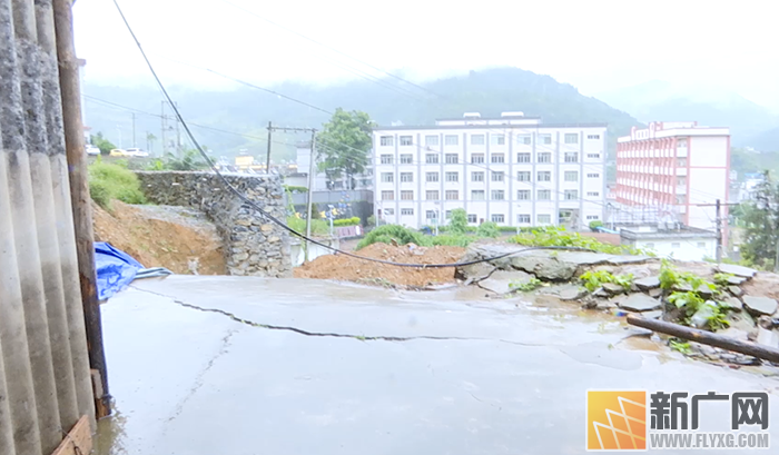 金平工地施工致房屋成“悬崖景观” 市民向施工方讨要说法 金平工地施工致房屋成“悬崖景观” 市民向施工方讨要说法