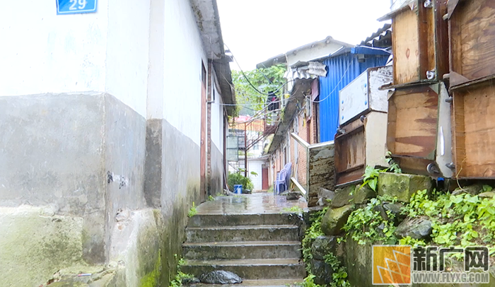 金平工地施工致房屋成“悬崖景观” 市民向施工方讨要说法 金平工地施工致房屋成“悬崖景观” 市民向施工方讨要说法