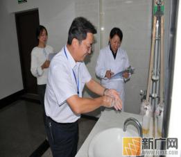 院领导带头洗手,红河州三医院完成机关后勤人员手卫生培训考核