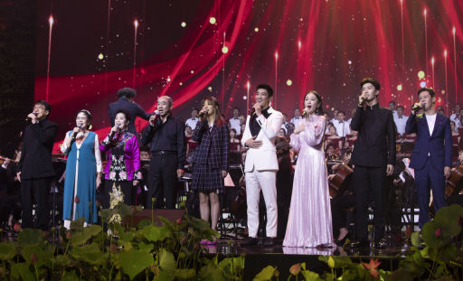 范丞丞受邀中国电影百年音乐会 与众电影人唱响中国赞歌