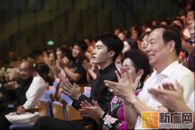 范丞丞受邀中国电影百年音乐会 与众电影人唱响中国赞歌