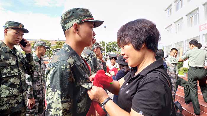 建水县欢送新兵入伍 100名热血男儿踏上新征程