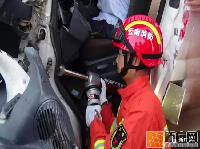 蒙自至文山高速公路发生交通事故 消防到场紧急救援