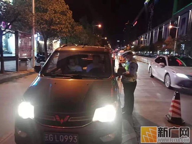 蒙自市公安局交警大队开展夜检夜查行动 蒙自市公安局交警大队开展夜检夜查行动