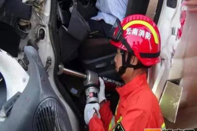 蒙自至文山高速公路发生交通事故 消防到场紧急救援