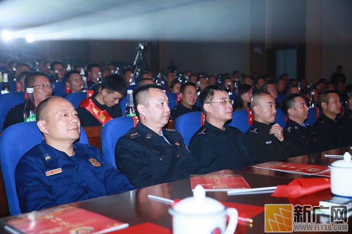 红河移民管理警察队伍举办庆祝新中国成立70周年暨“不忘初心 牢记使命”主题文艺晚会 红河移民管理警察队伍举办庆祝新中国成立70周年暨“不忘初心 牢记使命”主题文艺晚会