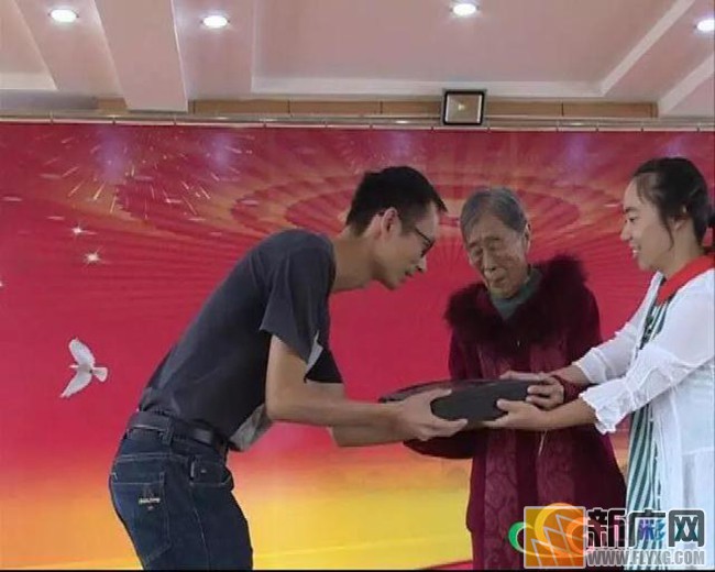 捐藏品,永流传!红河88岁老人捐出《人民总理周恩来》999纯金珍藏册 捐藏品,永流传!红河88岁老人捐出《人民总理周恩来》999纯金珍藏册