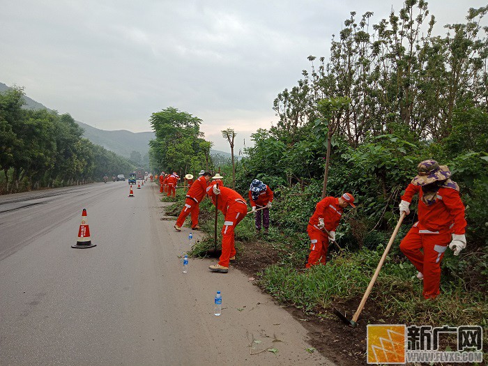 开远公路分局推进路域环境整治迎国庆 开远公路分局推进路域环境整治迎国庆