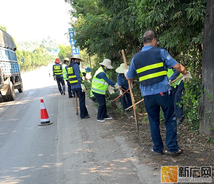 开远公路分局推进路域环境整治迎国庆 开远公路分局推进路域环境整治迎国庆