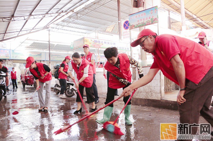 蒙自市:满街“马甲”红出吉庆味 蒙自市:满街“马甲”红出吉庆味