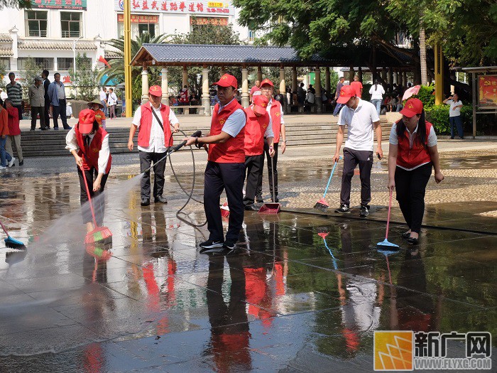 蒙自市:满街“马甲”红出吉庆味 蒙自市:满街“马甲”红出吉庆味