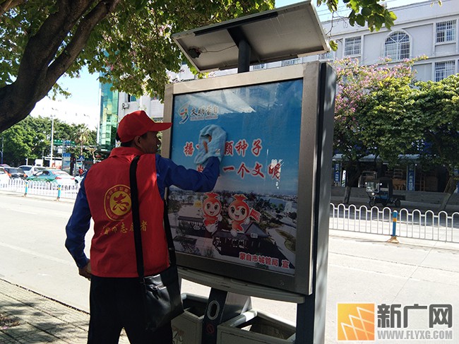 蒙自这群人在清理整治城市“牛皮癣” 蒙自这群人在清理整治城市“牛皮癣”