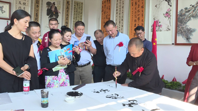 屏边县举办庆祝中华人民共和国成立70周年“相约苗乡·翰墨飘香”书画展