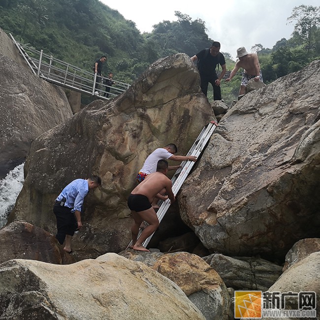 心脏搭桥患者落水金平天生桥 边防民警搭桥救出他 心脏搭桥患者落水金平天生桥 边防民警搭桥救出他