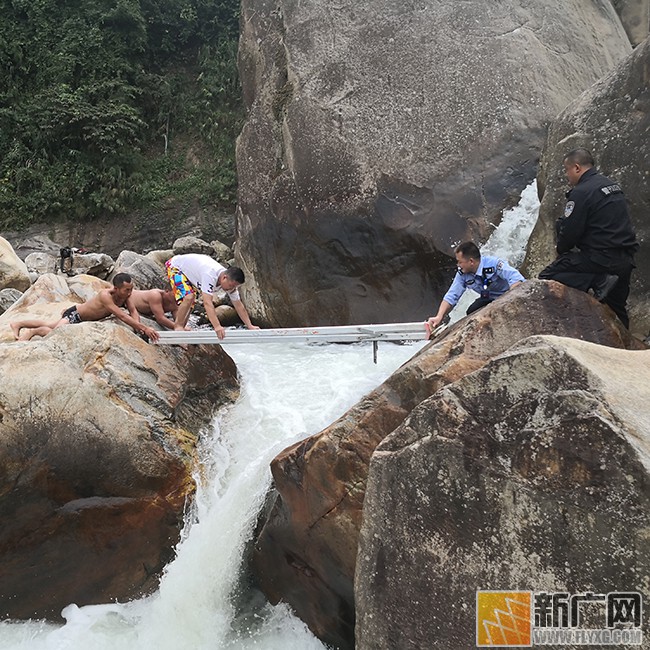 心脏搭桥患者落水金平天生桥 边防民警搭桥救出他 心脏搭桥患者落水金平天生桥 边防民警搭桥救出他