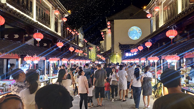 舌尖美食 点亮建水“夜经济”