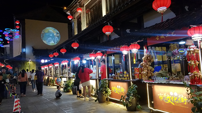 舌尖美食 点亮建水“夜经济”